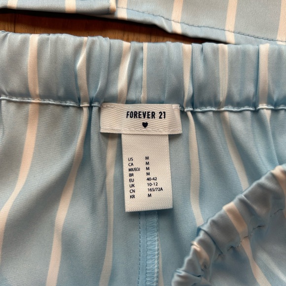 Satin pj set for a woman baby blue, comes with shorts with pockets - Picture 3 of 5